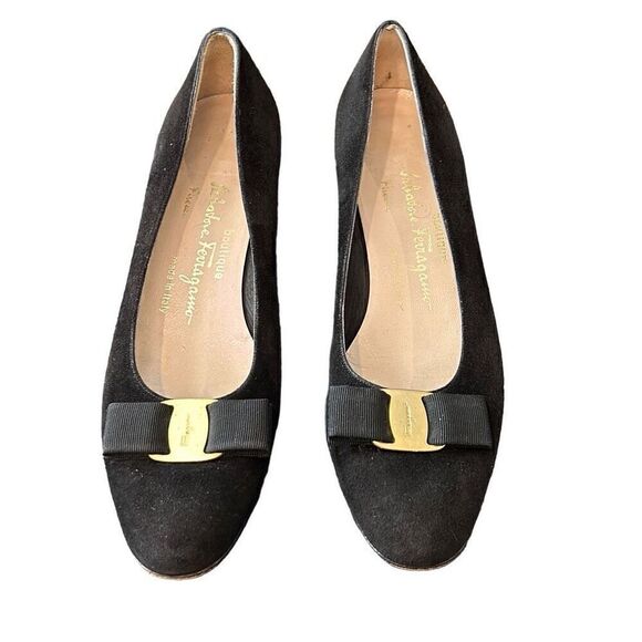 Salvatore Ferragamo Vara Black Pumps - Picture 1 of 7